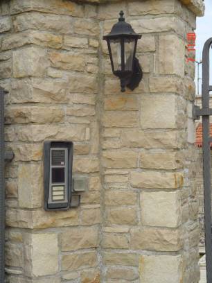 Muri e colonne con pietre da muro di Trani